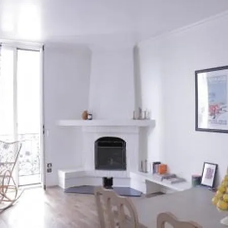 Lovely Light 2 Bedroomed In Is An Easy To The Palais And The Beaches Of 1895 * Cannes