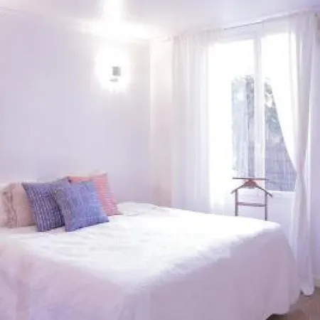 Lovely Light 2 Bedroomed In Is An Easy To The Palais And The Beaches Of 1895 Cannes