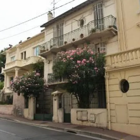 Lovely Light 2 Bedroomed In Is An Easy To The Palais And The Beaches Of 1895 Apartamento *