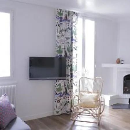 Lovely Light 2 Bedroomed In Is An Easy To The Palais And The Beaches Of 1895 Apartamento